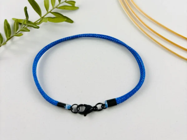 Upcycling Kitearmband Blau