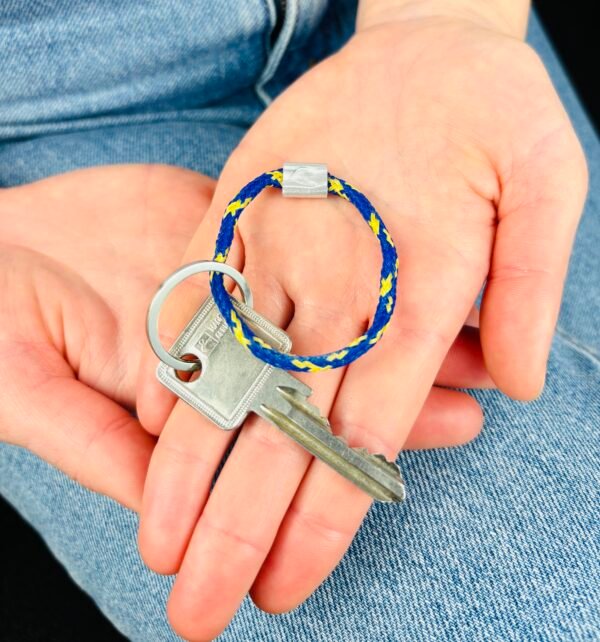 Upcycling Schlüsselanhänger Blau/Gelb – Bild 2