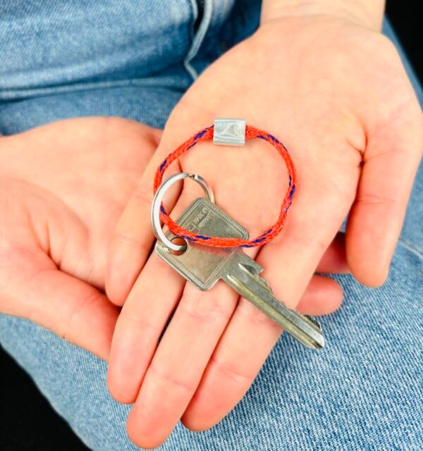 Upcycling Schlüsselanhänger Rot/Blau – Bild 2